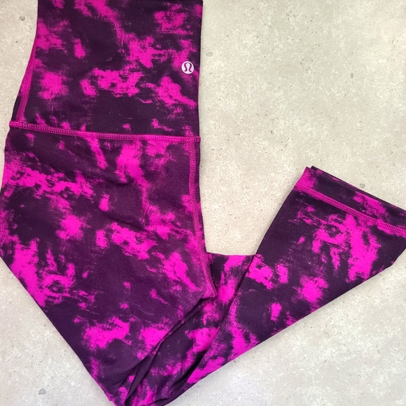 lululemon athletica Pants - Lululemon magenta & black crop wunder under sz 6